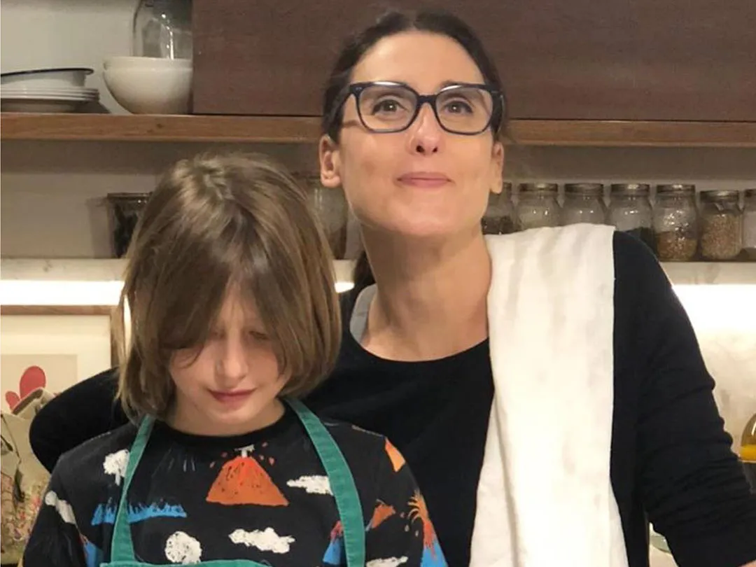 Paola Carosella e a filha, Francesca, em clique na cozinha 