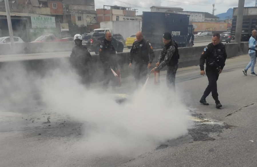 Policiais atuaram para desbloquear as vias Divulgação/PMERJ