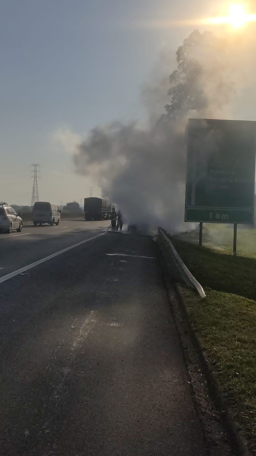 Veículo em chamas estava no acostamento da Rodovia Dutra Divulgação/PRF