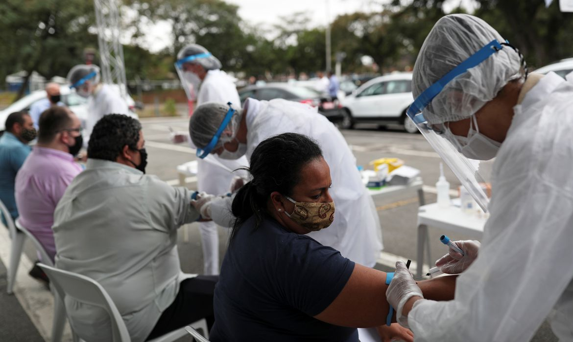 Nas últimas semanas, 43% dos testes deram positivo para a doença na cidade do Rio Foto: Amanda Perobelli/Reuters