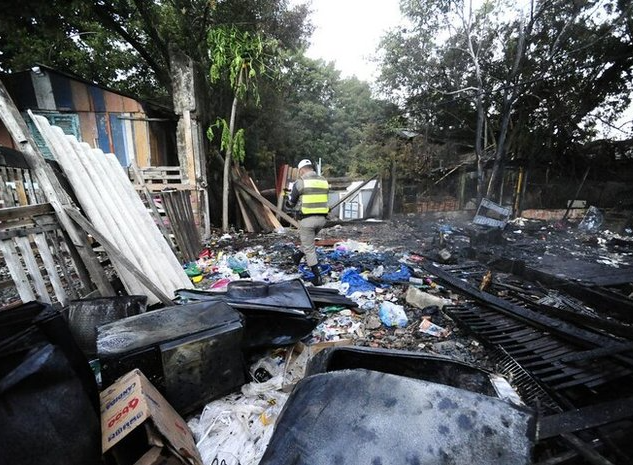 Incêndio residencial em Porto Alegre Foto: Ronaldo Bernardi/Agência RBS