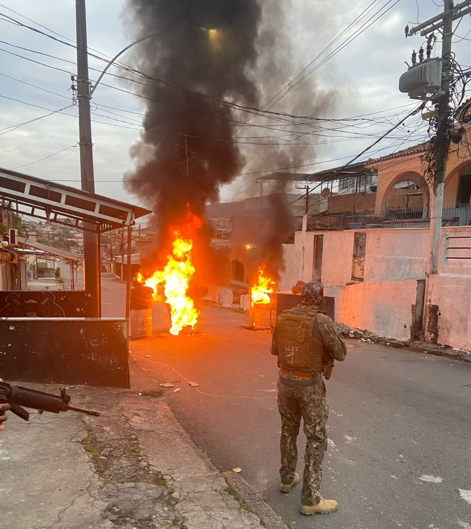 Traficantes colocaram barricadas nas ruas Reprodução