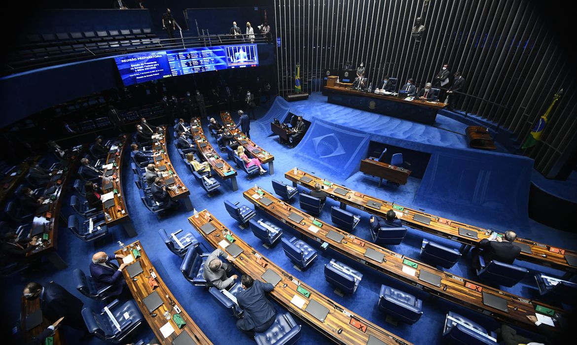 Senado aprova PEC que turbina benefícios como Auxílio Brasil e vale-gás