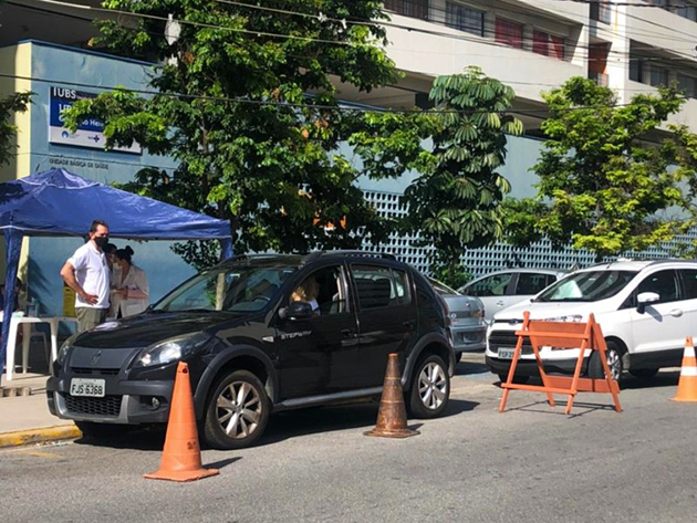 arros fazem fila para vacinação no drive-thru montado na UBS Jardim Edite Secretaria Municipal da Saúde