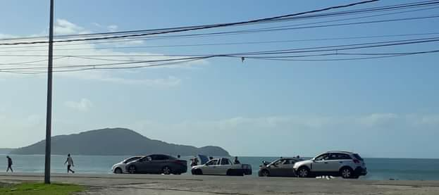 Três carros se envolvem em acidente na SP-55 em Caraguatatuba Divulgação/QAP QRV