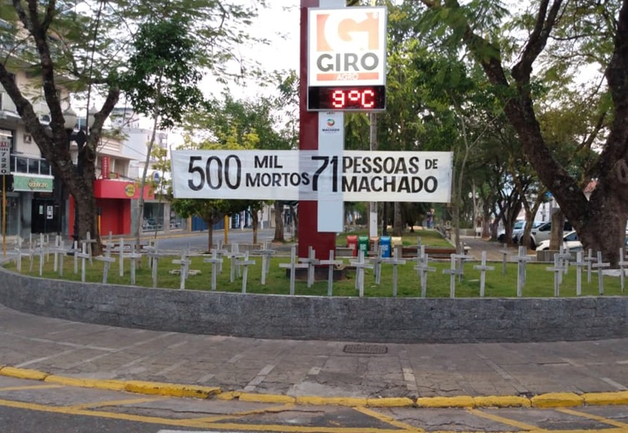 Um homem é flagrado destruindo uma homenagem às vítimas da Covid-19 na cidade de Machado, no Sul de Minas. Foto: EBC