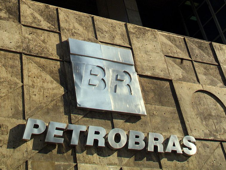 Bolsonaro defende que Petrobras lucre menos