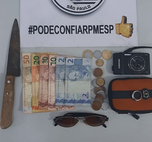 Com ele havia a faca usada no roubo além de uma câmera digital, 96 reais, um óculos de sol e uma aliança.  Divulgação/Policia Militar