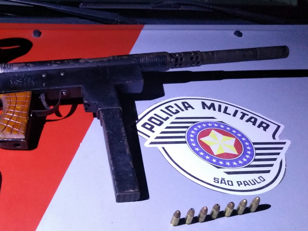 Submetralhadora foi encontrada no Bairro Feital Divulgação/Polícia Militar