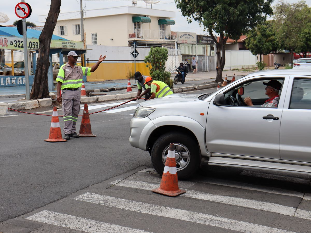 Agentes da Mobilidade Urbana monitoram e orientam o trânsito no local Divulgação/PMC