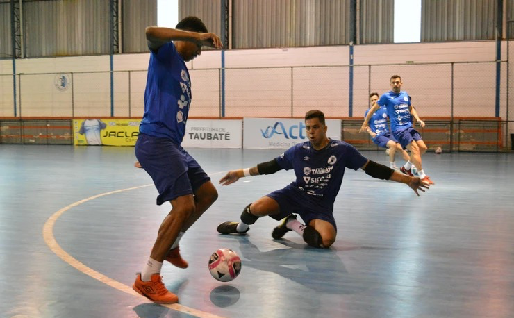 Taubaté Umbro Futsal joga contra Corinthians