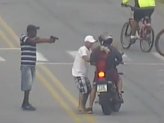 Motociclista é cercado e roubado na rua em Suzano; veja as imagens  Reprodução