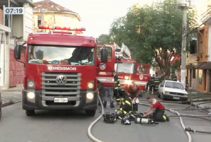 Incêndio em casa mobiliza cinco caminhões de bombeiros na Zona Oeste de SP