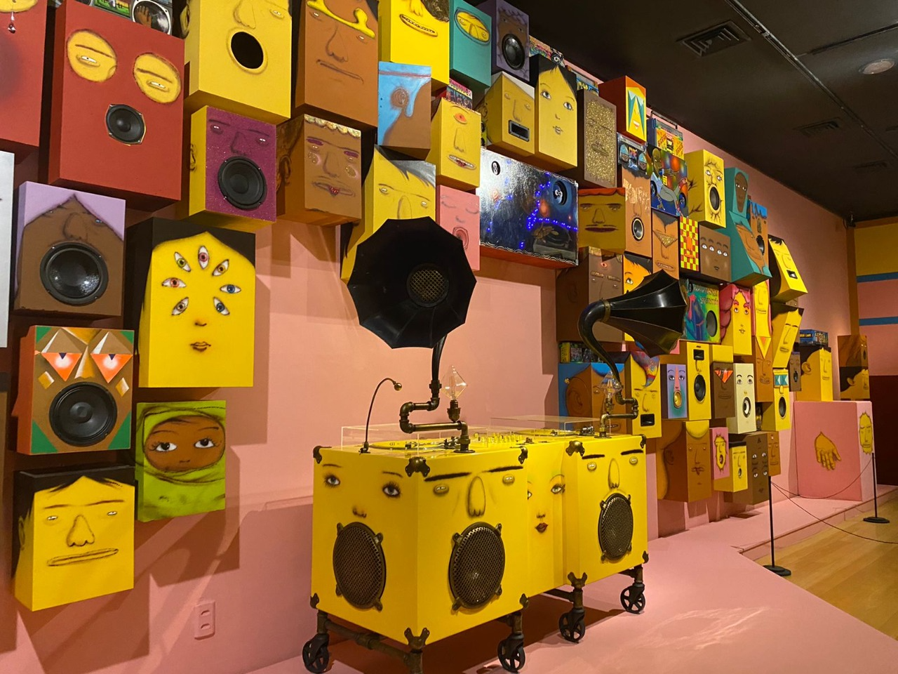 A exposição dos OSGEMEOS, no CCBB Rio, tem entrada franca. Reprodução/Band Rio