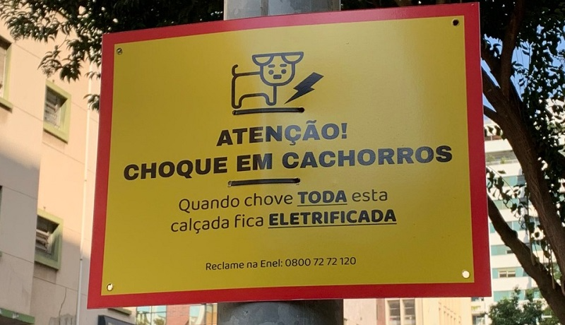 Placa adverte sobre choque elétrico em animais Reprodução/ouvintes da BandNews FM