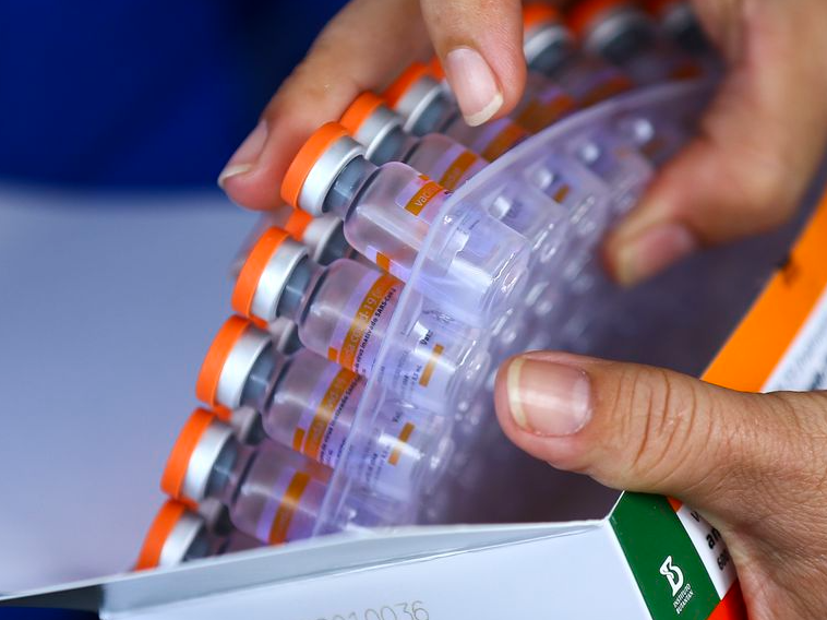 A ideia é imunizar esses pacientes seis meses depois que eles tomaram a segunda dose. Foto: Marcelo Camargo/Agência Brasil