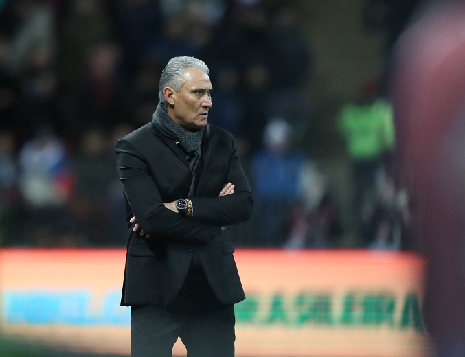 Tite em amistoso na Europa.  Lucas Figueiredo/CBF