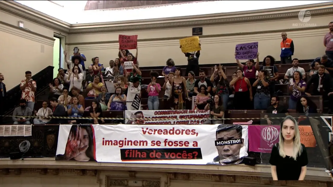 Plenária foi marcada por protestos contra e a favor do ex-vereador