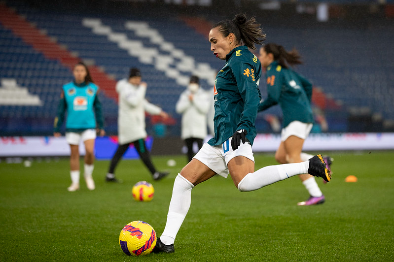 Marta chuta para o gol durante treino na Seleção Brasileira. Thais Magalhães/CBF