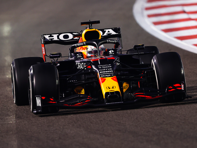Verstappen supera Hamilton na última volta e é campeão da F1