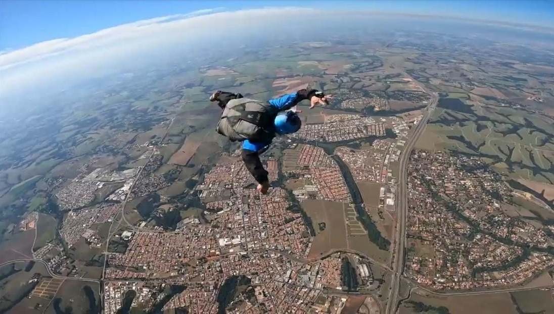 Documento traz imagens do salto que terminou com a morte do empresário. Reprodução