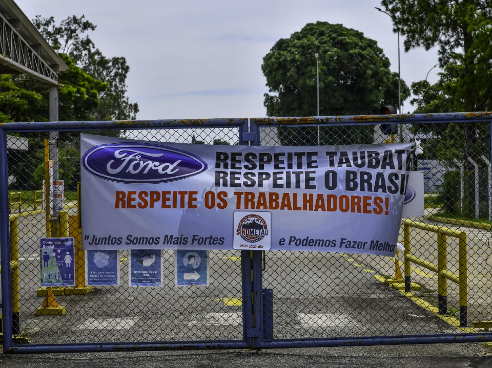 Lucas Lacaz Ruiz/Folhapress Funcionários da Ford de Taubaté (SP) protestam contra fechamento da fábrica