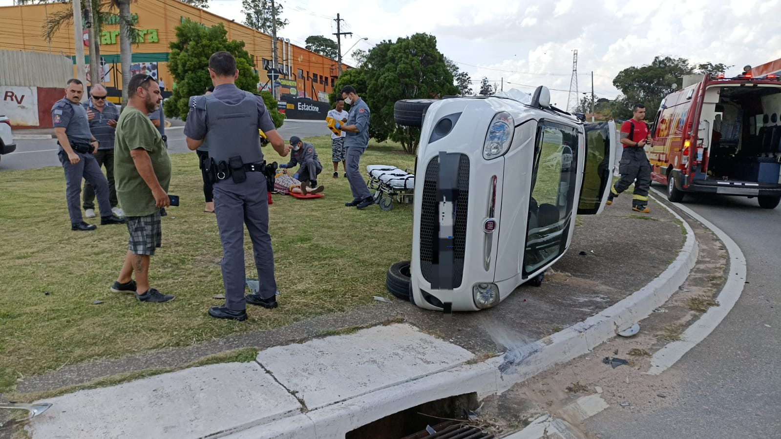 Vítima saiu do veículo sem ajuda dos bombeiros.  Reprodução/Corpo de Bombeiros de Vinhedo