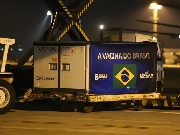 O Instituto Butanatn recebeu 2 milhões de doses prontas da CoronaVac neste domingo (08). Foto: Secretaria de Comunicação de SP