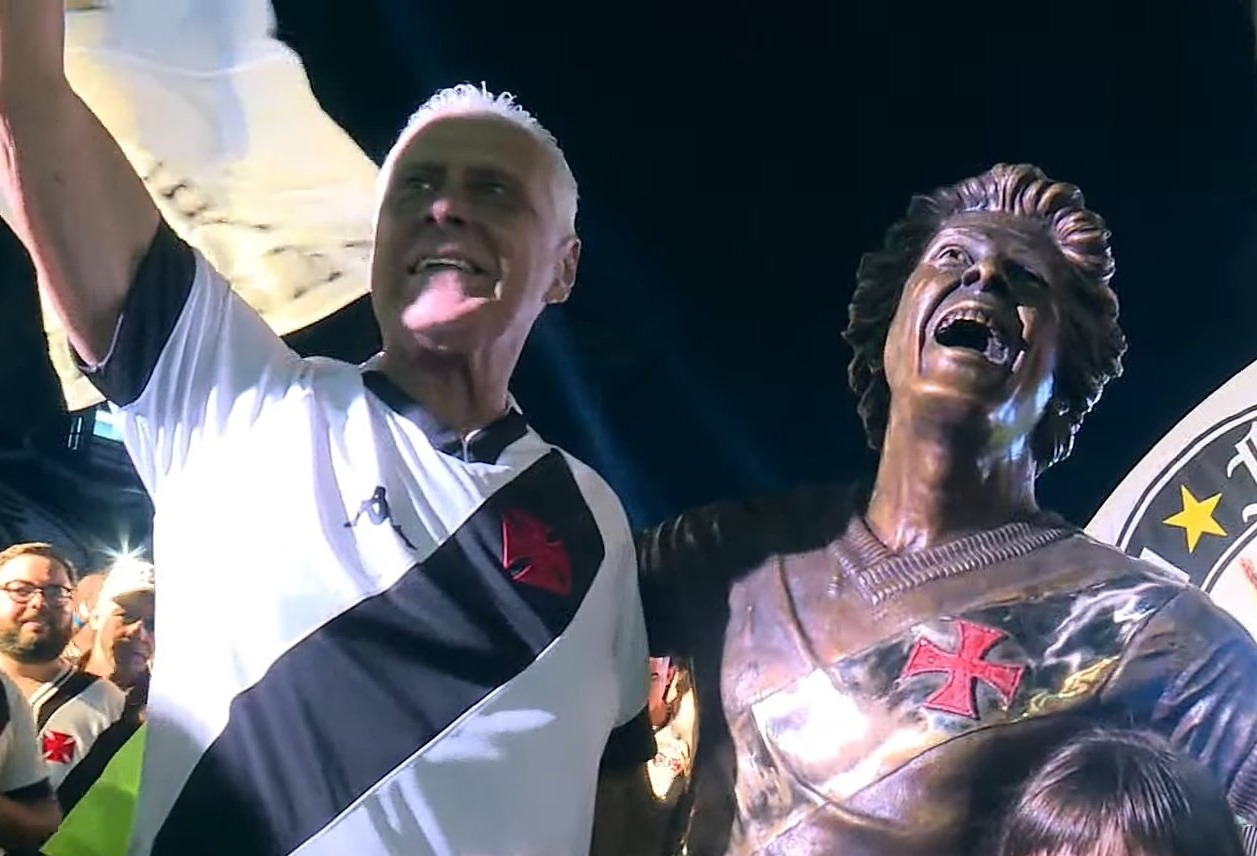 A estátua fica localizada atrás do gol localizado próximo ao anel das arquibancadas Reproduçao | Vasco TV