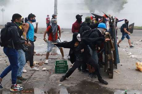 Já são cinco dias de protestos na Colômbia Juan Batista/Reuters