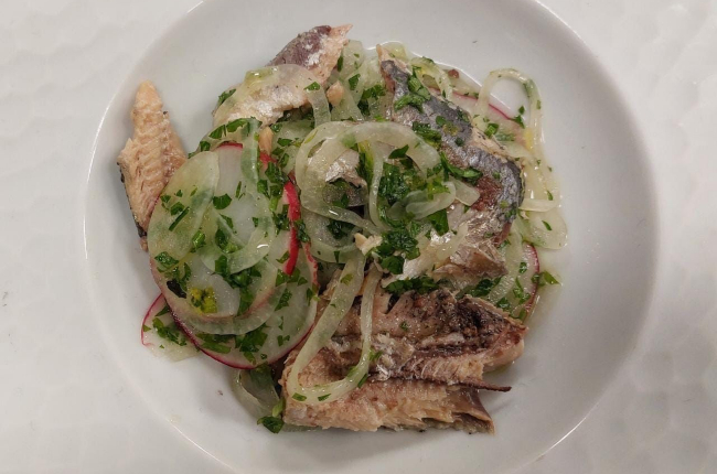 Salada de sardinha com cebola, rabanete e salsinha | Band Receitas