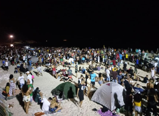 Luau reúne cerca de 2 mil pessoas na Praia do Arpoador, no Rio de Janeiro Reprodução/Redes Sociais