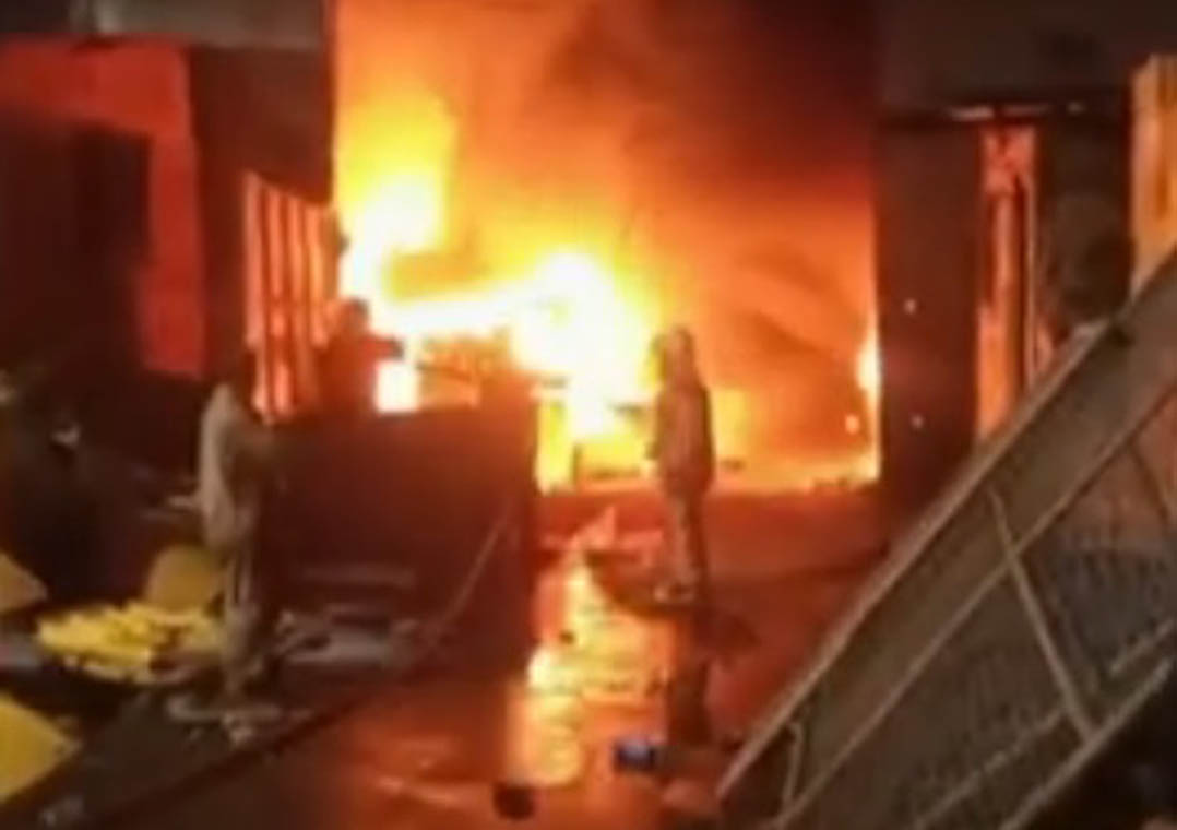 Galpão usado como moradia clandestina pega fogo em favela do Rio de Janeiro