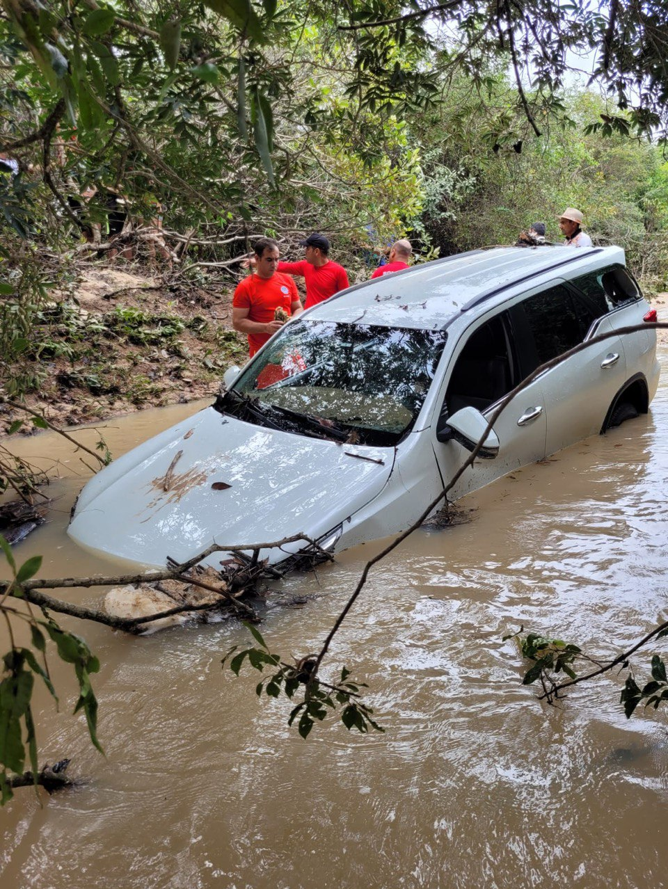 Carro arrastado pela chuva é encontrado pelo Corpo de Bombeiros Corpo de Bombeiros MG