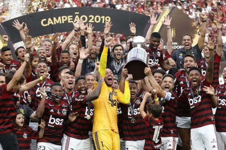 Flamengo com o troféu de campeão da Libertadores de 2019