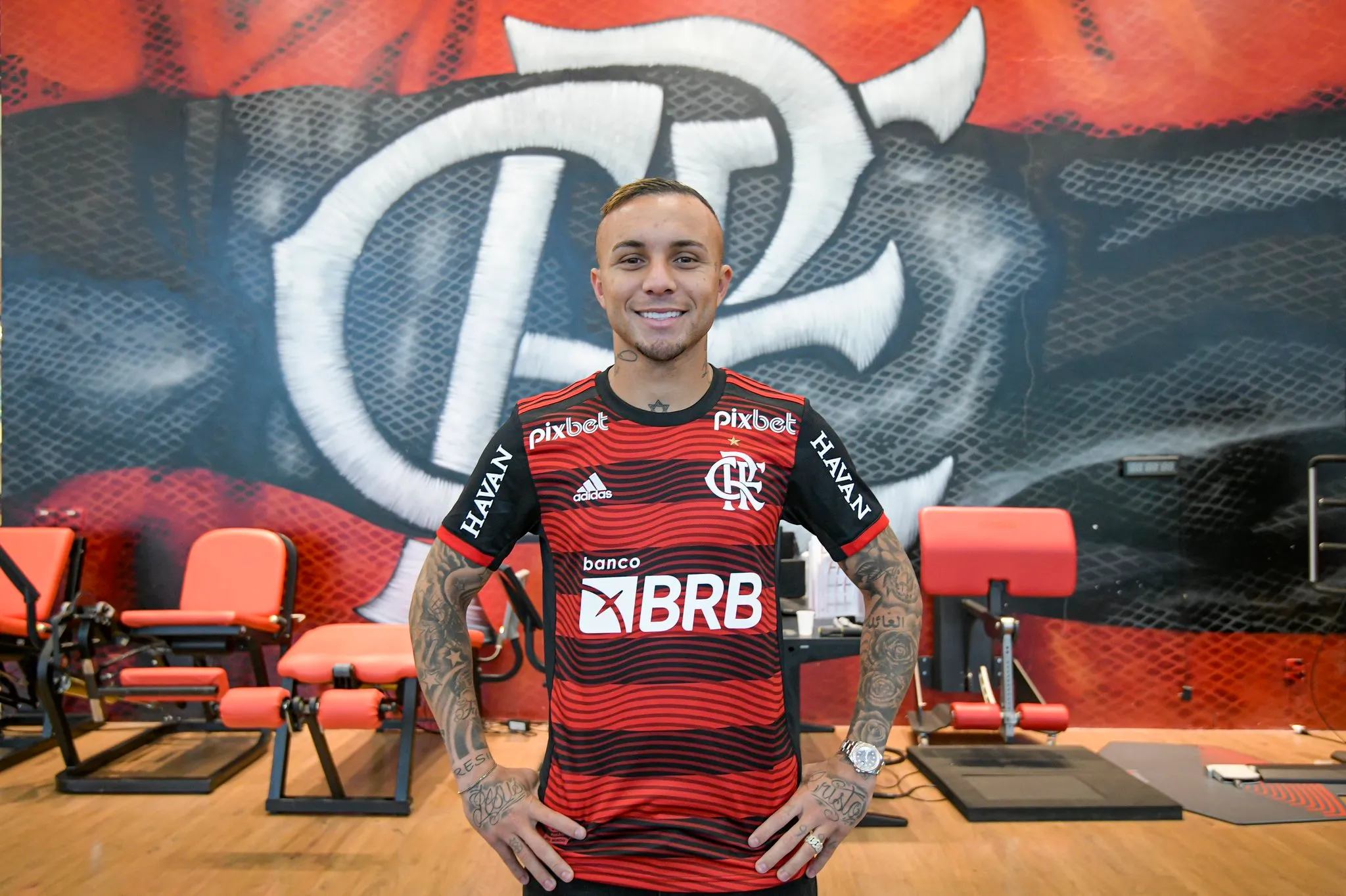 Lateral-direito Isla rescinde com o Flamengo e é anunciado por novo clube -  ESPN