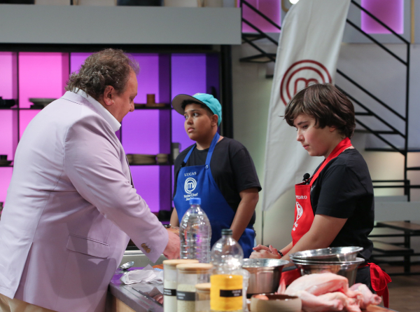 Cozinheiros recebem Erick Jacquin no balcão da cozinha do MasterChef Júnior. Melissa Haidar/Band