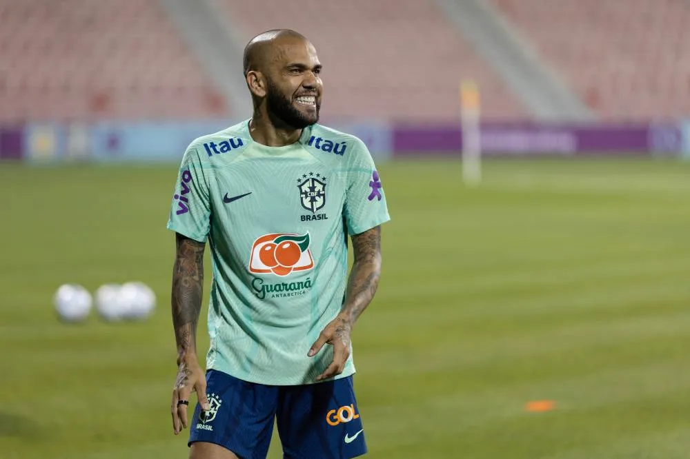 Daniel Alves durante treino da Seleção: convocação contestada e críticas