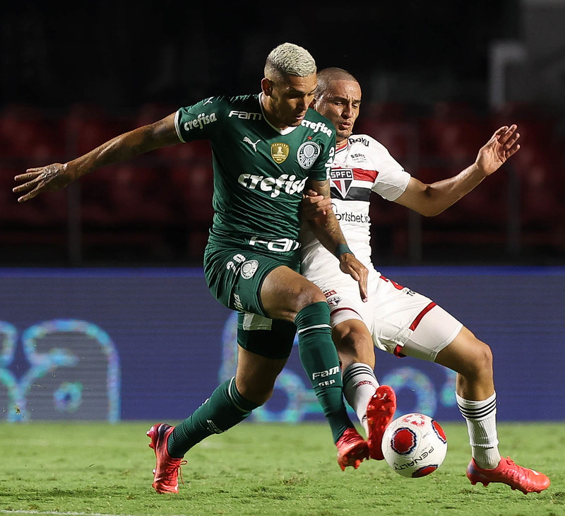 Rafael Navarro e Pablo Maia disputam a bola. Foto: Cesar Greco