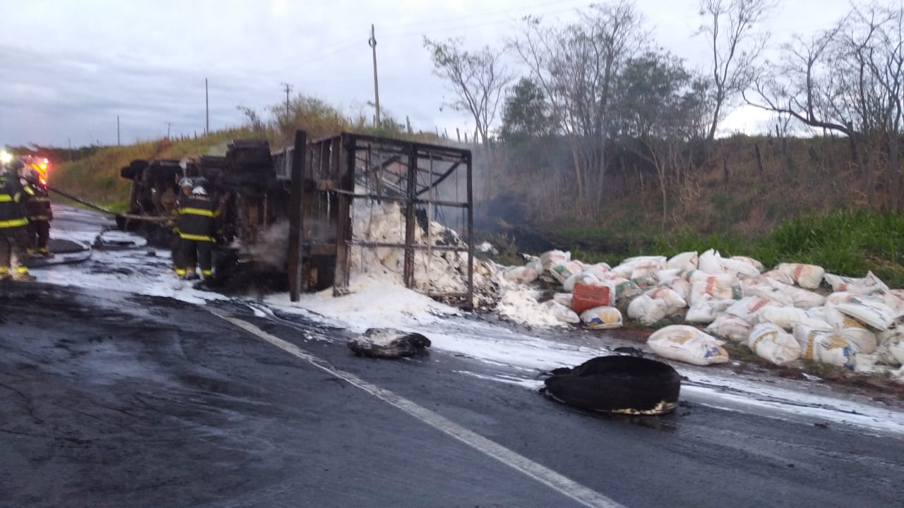 Carreta tomba e pega fogo na rodovia Assis Chateaubriand