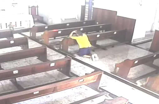 Vídeo mostra homem furtando igreja, em BH