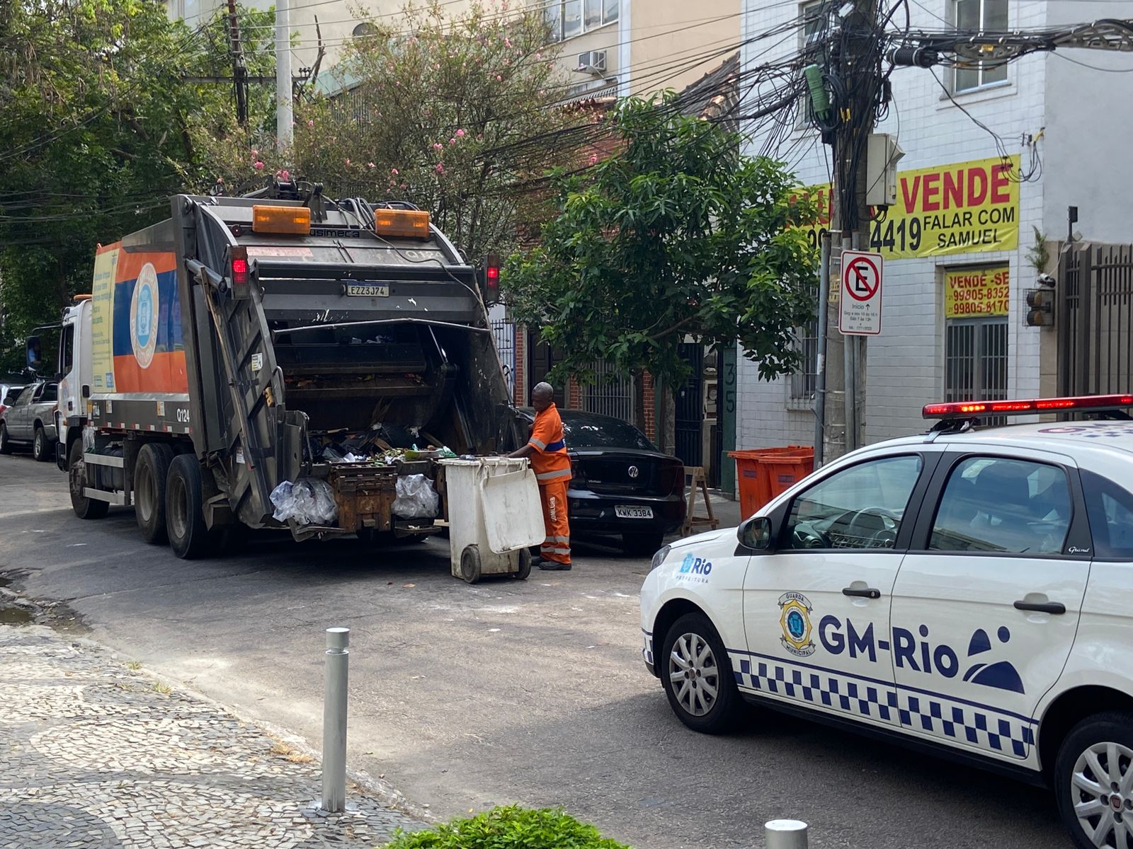 Funcionários da Comlurb cumpriam o serviço com escolta da Guarda Municipal Reprodução