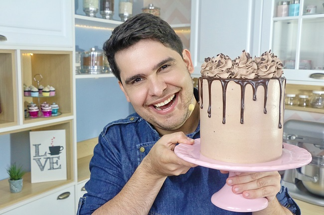 decoração de bolo masculino simples, com drip cake