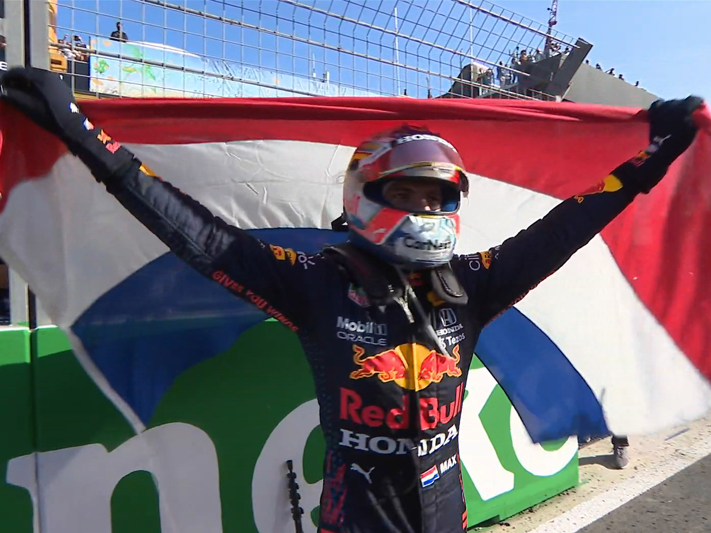 Verstappen festeja primeiro triunfo em casa na F1: "Muito feliz por vencer aqui"