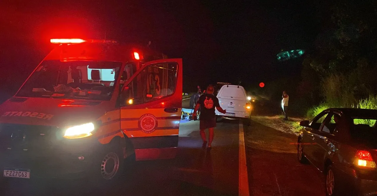 A moto foi atingida na traseira por um carro 