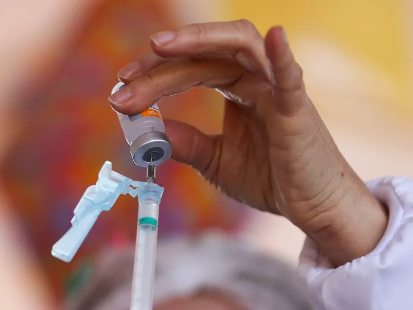 Aplicação da primeira dose da vacina contra a Covid-19 em Curitiba está suspensa