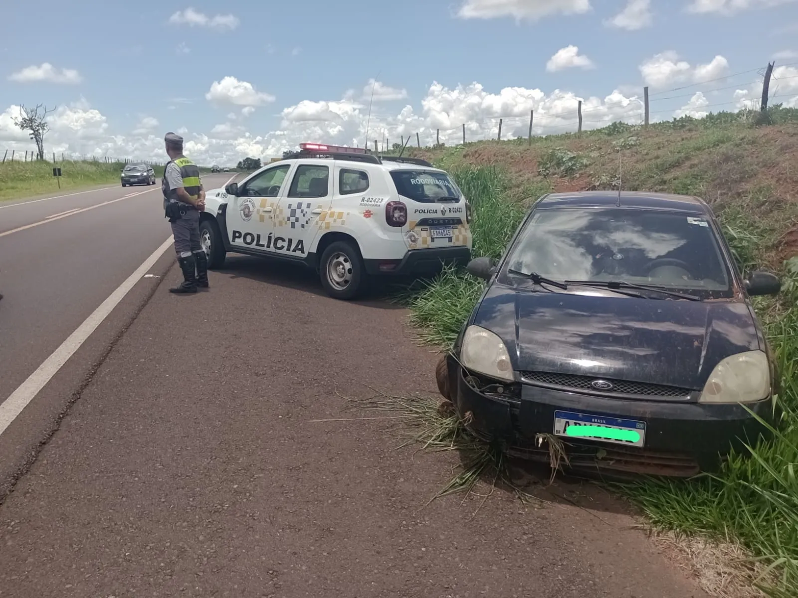 O carro foi roubado na manhã desta sexta-feira (30)