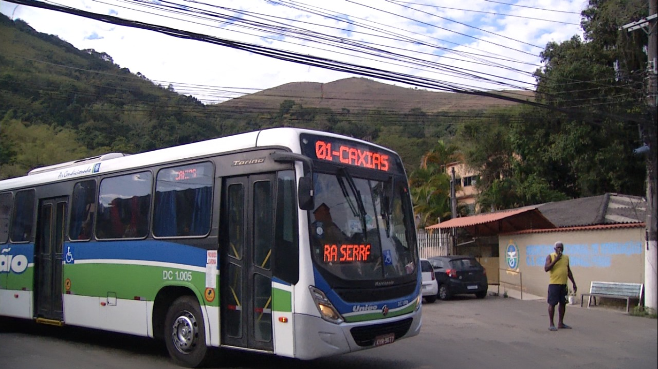 Moradores sofrem com falta de ônibus em Xerém TV Band