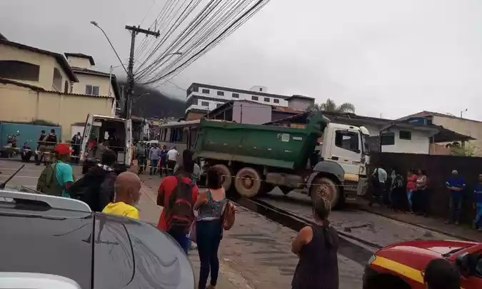 Ônibus parou após colidir com caminhão estacionado CBMMG/Reprodução