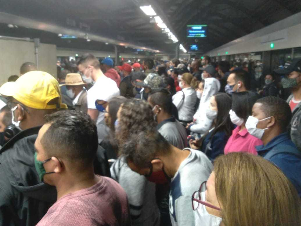 Interferência na via da estação Oratório, da Linha 15-Prata, causou aglomerações nas plataformas do metrô Arquivo Pessoal